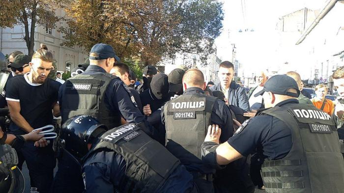 Столкновения в Харькове: пострадали двое правоохранителей, задержаны 17 человек (ФОТО, ВИДЕО)