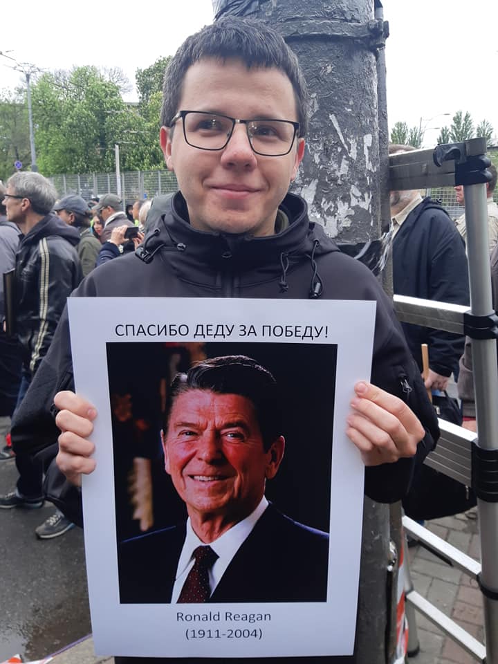 Танос-Сталин и благодарность Рейгану за победу: как в Киеве троллили «Бессмертный полк» (ФОТО)