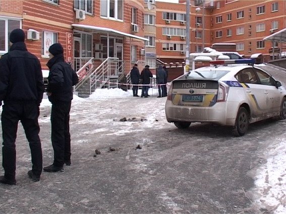Трехлетний мальчик, которого мать выбросила из окна многоэтажки в Киеве, находится в тяжелом состоянии
