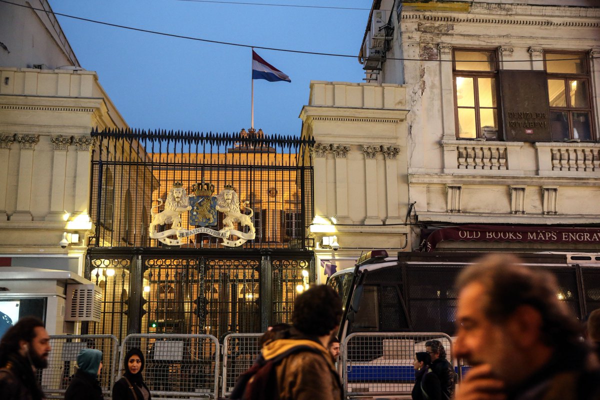 Турция заблокировала дипломатические миссии Нидерландов
