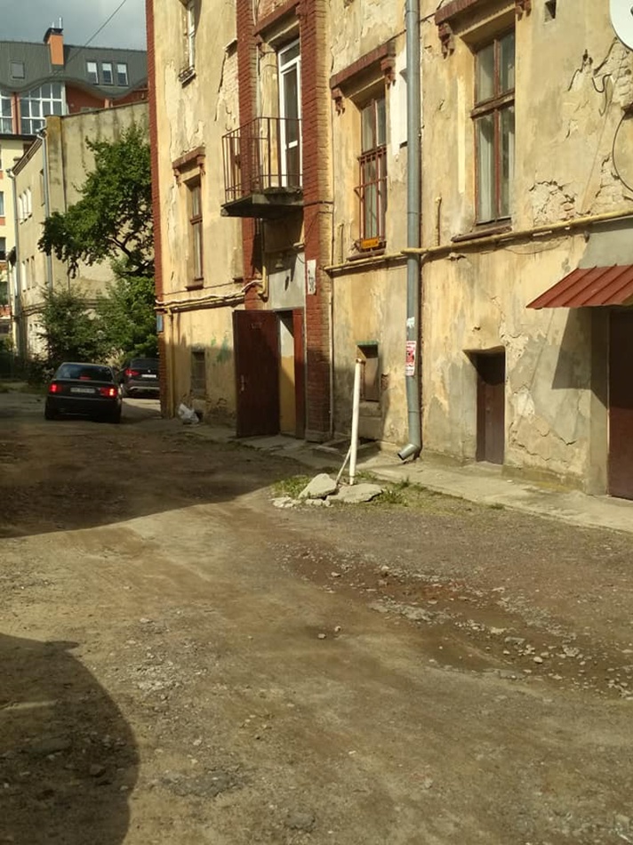 Туристи захоплюються, місцеві нарікають: фото колишньої фабрики, в якій нині живуть львів’яни