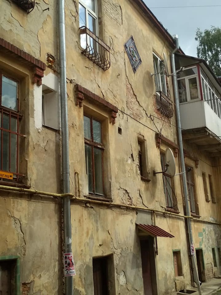 Туристи захоплюються, місцеві нарікають: фото колишньої фабрики, в якій нині живуть львів’яни