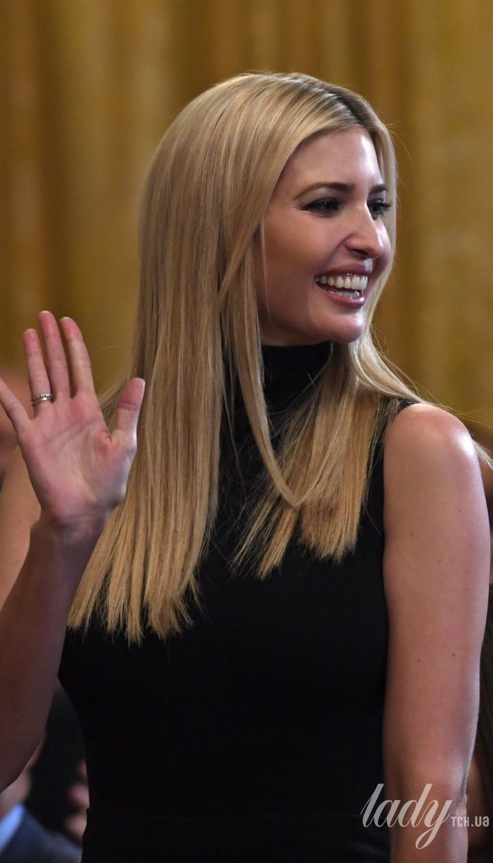 У лляній сукні і еспадрильях: Іванка Трамп поїла полуниці у теплиці