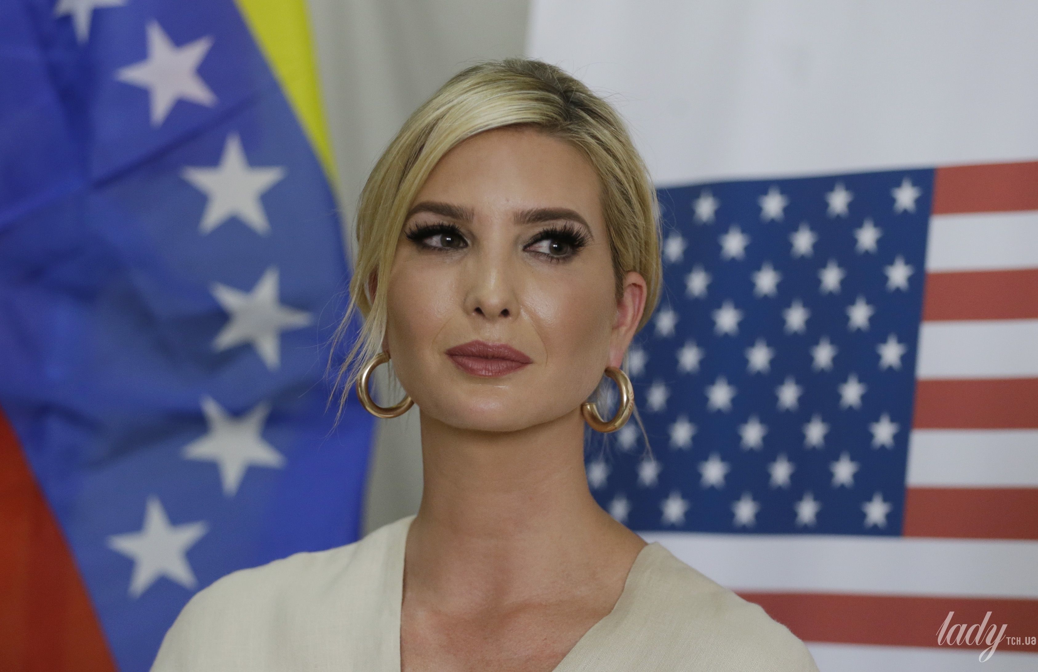 У лляній сукні і еспадрильях: Іванка Трамп поїла полуниці у теплиці