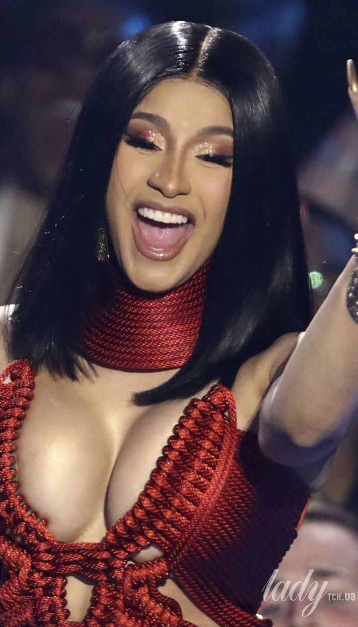 У твідовому пальті з принтом собачий зуб: Cardi B в ефектному луці з'явилася на модному шоу