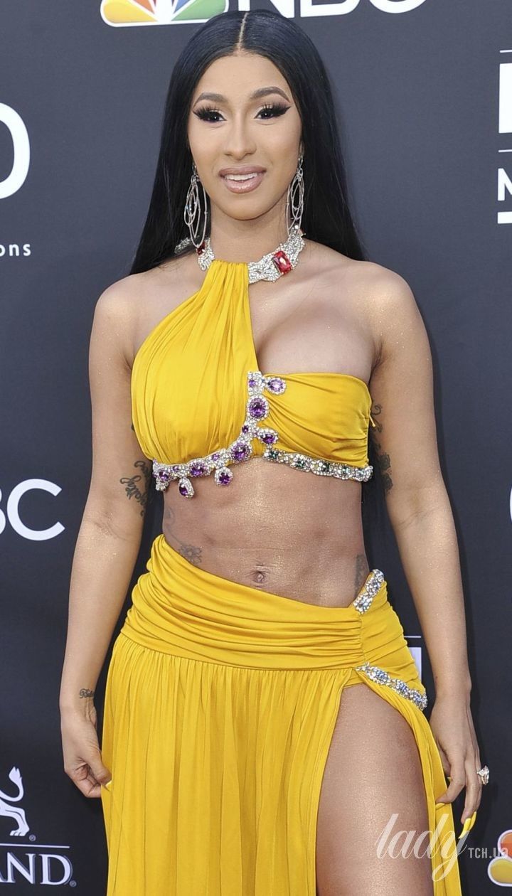 У твідовому пальті з принтом собачий зуб: Cardi B в ефектному луці з'явилася на модному шоу