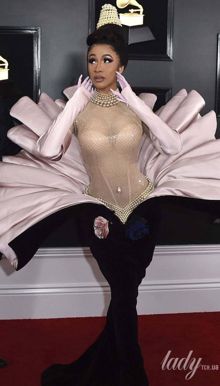 У твідовому пальті з принтом собачий зуб: Cardi B в ефектному луці з'явилася на модному шоу