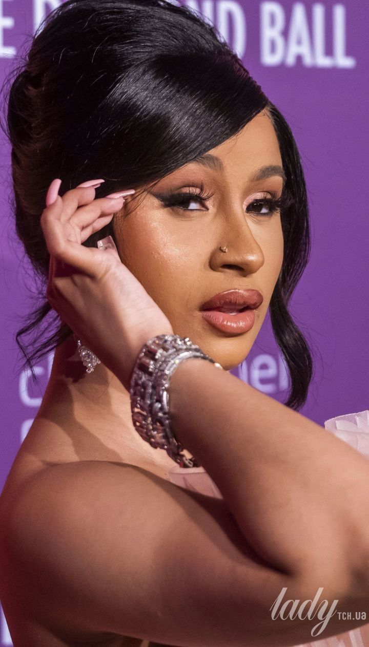 У твідовому пальті з принтом собачий зуб: Cardi B в ефектному луці з'явилася на модному шоу