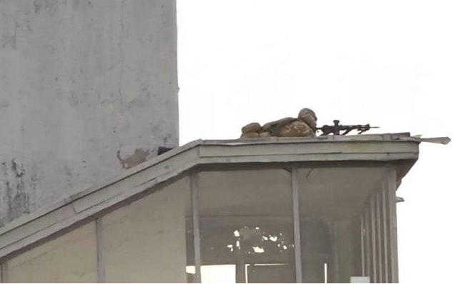 Угрозы взорвать мост Метро в Киеве: На место приехали снайперы и спецназовцы на БТР