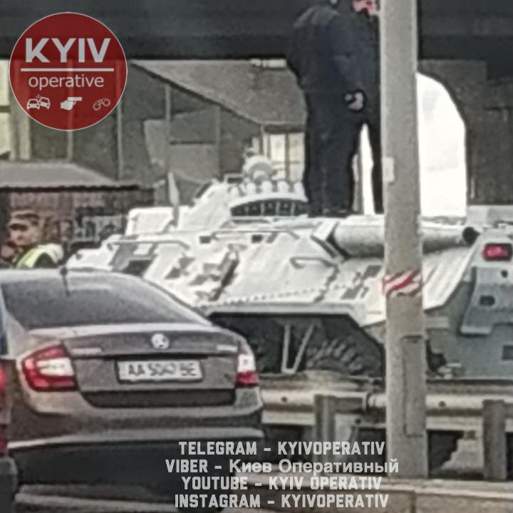 Угрозы взорвать мост Метро в Киеве: На место приехали снайперы и спецназовцы на БТР