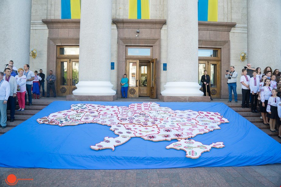 Украина празднует День Независимости: Живая цепь в Одессе, вышитая карта в Кропивницком и забеги в вышиванках