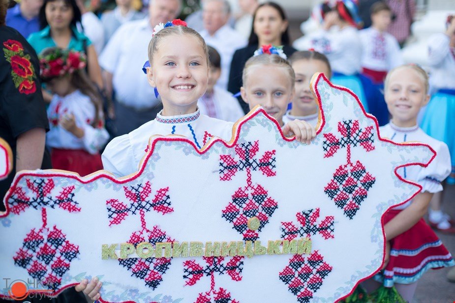 Украина празднует День Независимости: Живая цепь в Одессе, вышитая карта в Кропивницком и забеги в вышиванках