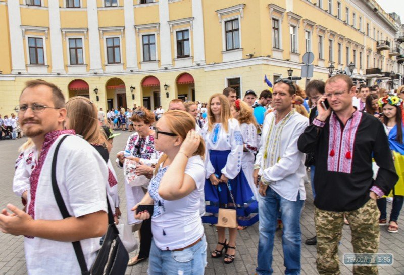 Украина празднует День Независимости: Живая цепь в Одессе, вышитая карта в Кропивницком и забеги в вышиванках
