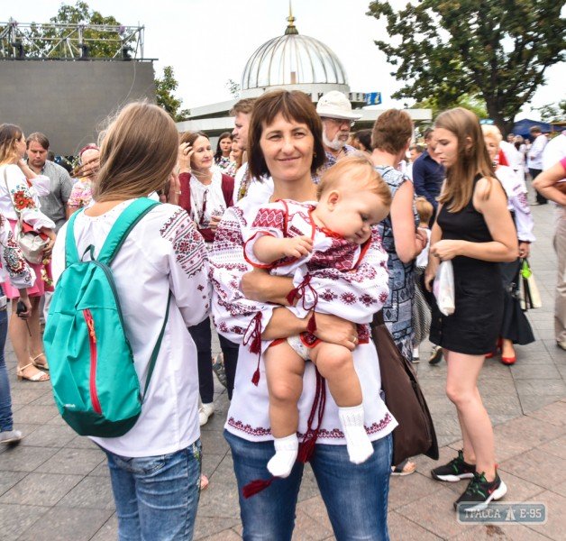 Украина празднует День Независимости: Живая цепь в Одессе, вышитая карта в Кропивницком и забеги в вышиванках