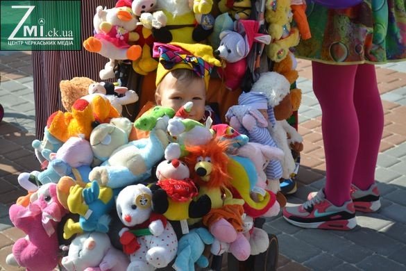 Украина празднует День Независимости: Живая цепь в Одессе, вышитая карта в Кропивницком и забеги в вышиванках