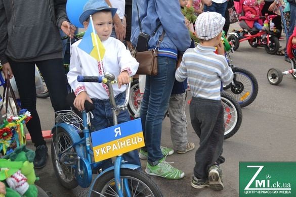 Украина празднует День Независимости: Живая цепь в Одессе, вышитая карта в Кропивницком и забеги в вышиванках