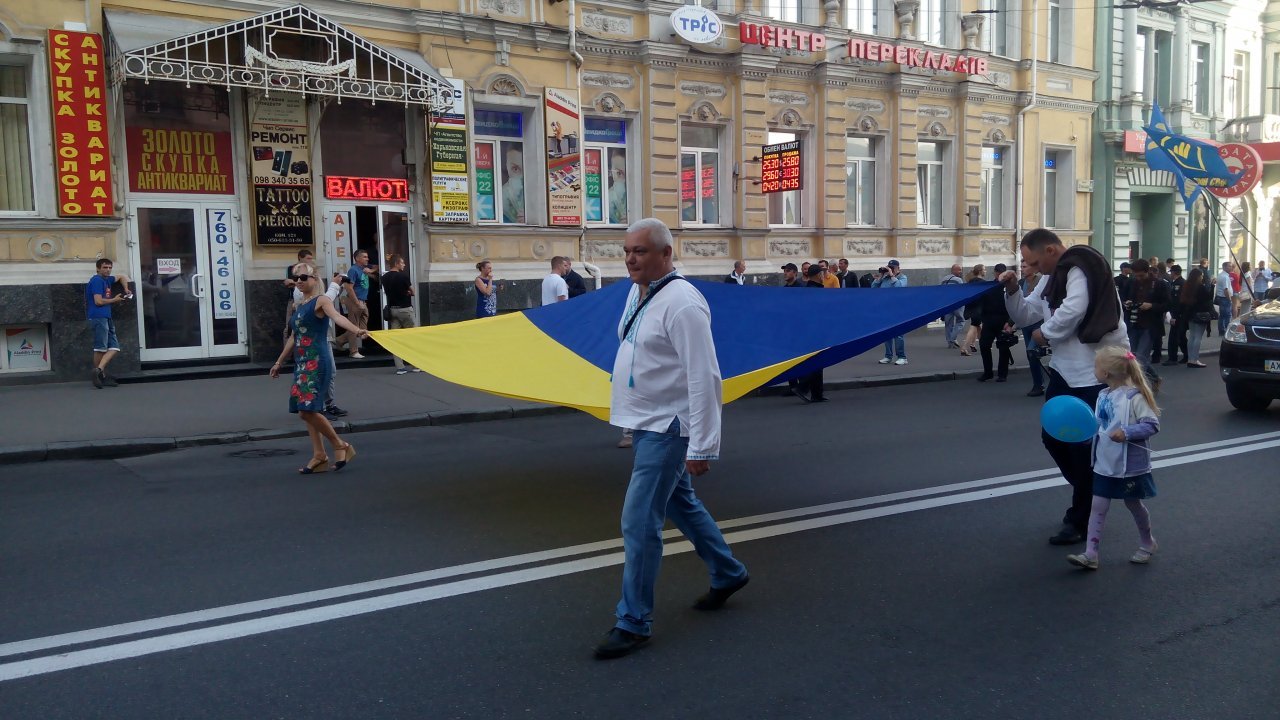 Украина празднует День Независимости: Живая цепь в Одессе, вышитая карта в Кропивницком и забеги в вышиванках