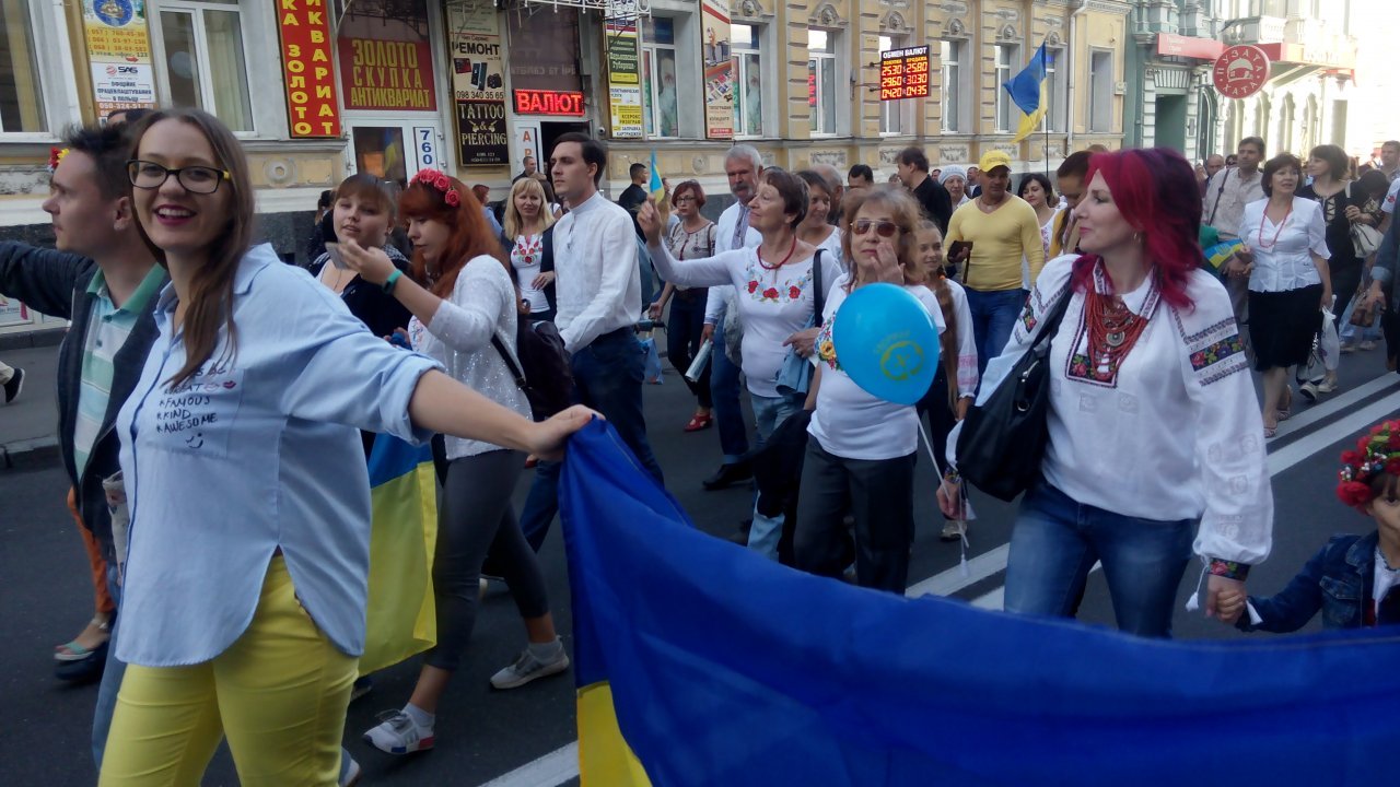 Украина празднует День Независимости: Живая цепь в Одессе, вышитая карта в Кропивницком и забеги в вышиванках