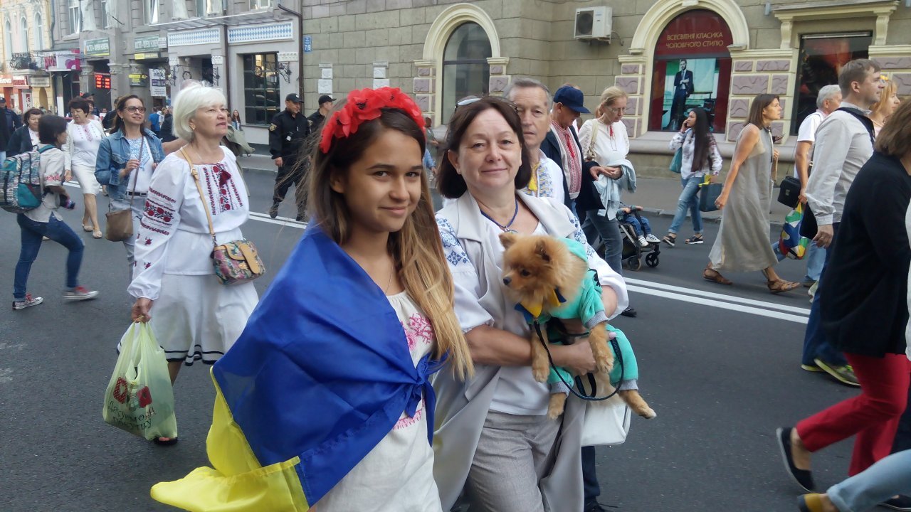Украина празднует День Независимости: Живая цепь в Одессе, вышитая карта в Кропивницком и забеги в вышиванках