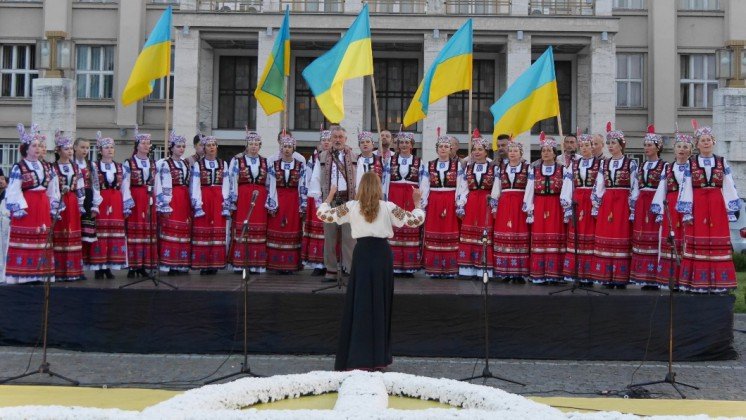 Украина празднует День Независимости: Живая цепь в Одессе, вышитая карта в Кропивницком и забеги в вышиванках
