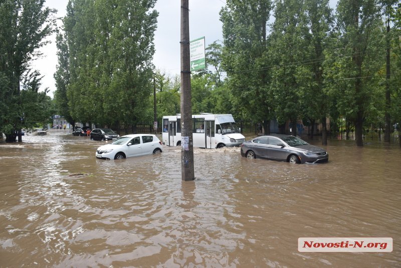 Улицы Николаева затопило после ливня (фото, видео)