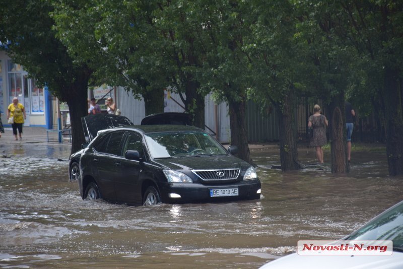 Улицы Николаева затопило после ливня (фото, видео)