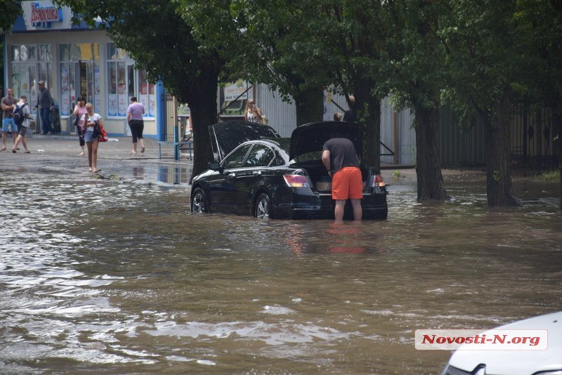 Улицы Николаева затопило после ливня (фото, видео)