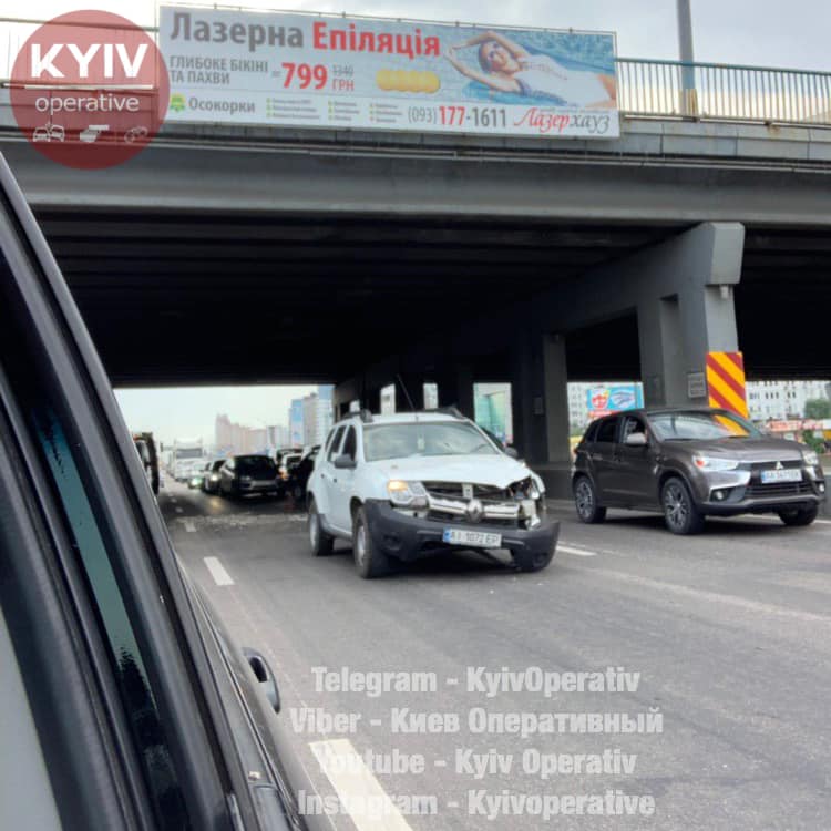 «Устал» еще один мост в Киеве: часть путепровода на Осокорах упала на автомобиль (ФОТО)