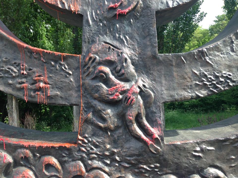 В Бабьем Яру вандалы облили краской памятник Менора