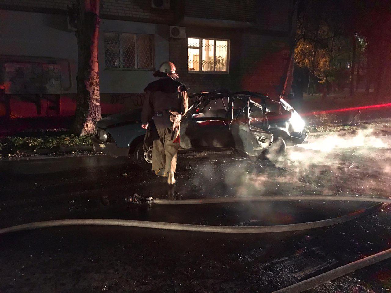 В Бердянске взорвался автомобиль, взрывной волной выбило стекла в домах (видео)