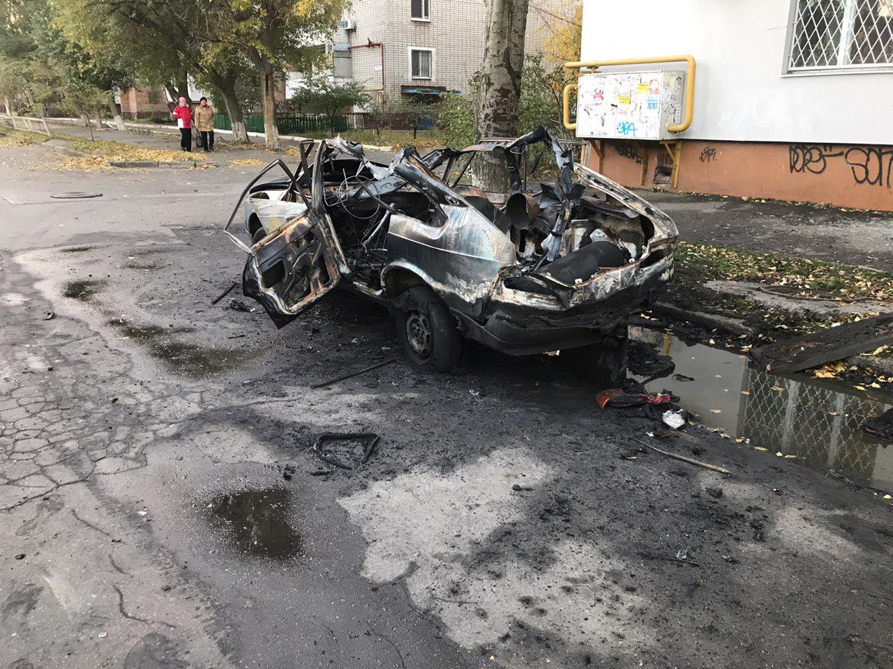 В Бердянске взорвался автомобиль, взрывной волной выбило стекла в домах (видео)