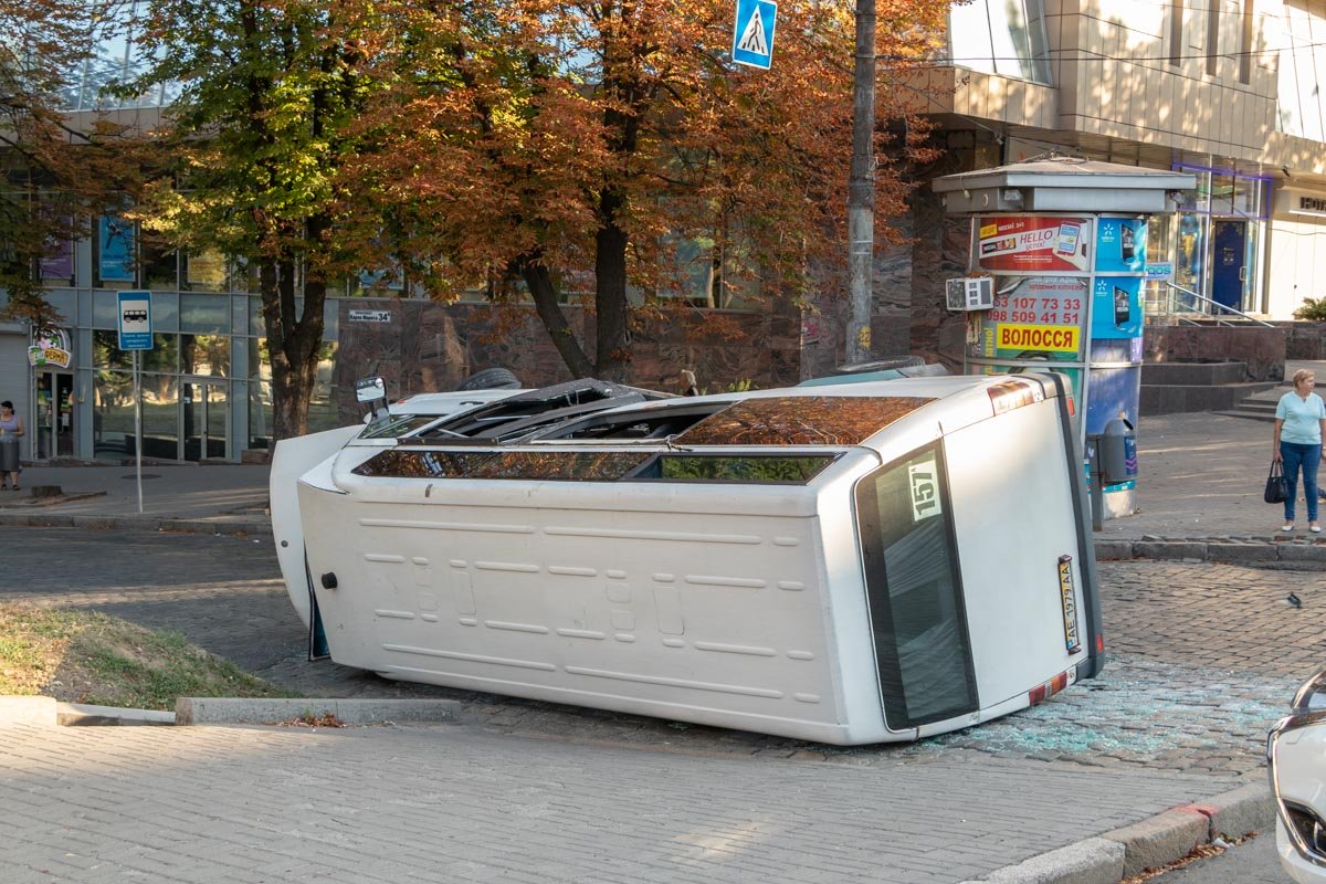 В центре Днепра пьяный водитель, скрываясь от полиции, влетел в маршрутку, 10 человек госпитализированы (видео)
