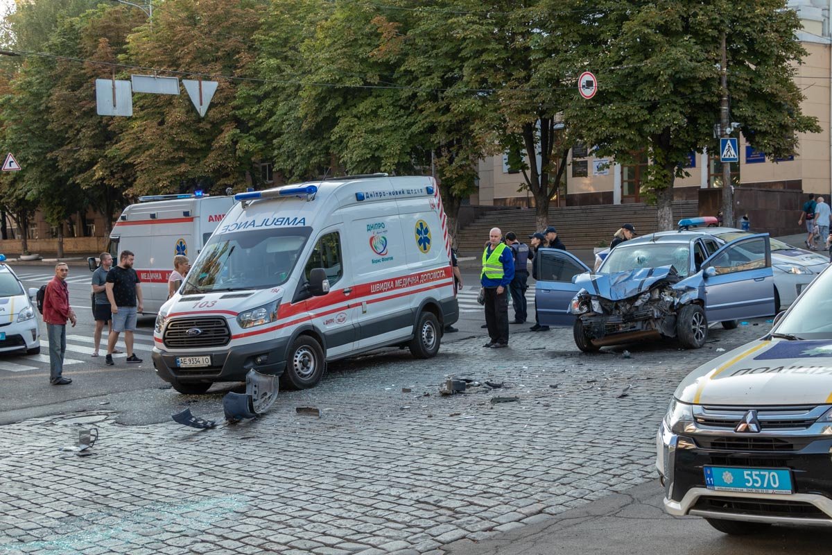 В центре Днепра пьяный водитель, скрываясь от полиции, влетел в маршрутку, 10 человек госпитализированы (видео)
