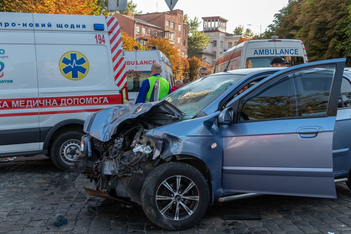 В центре Днепра пьяный водитель, скрываясь от полиции, влетел в маршрутку, 10 человек госпитализированы (видео)