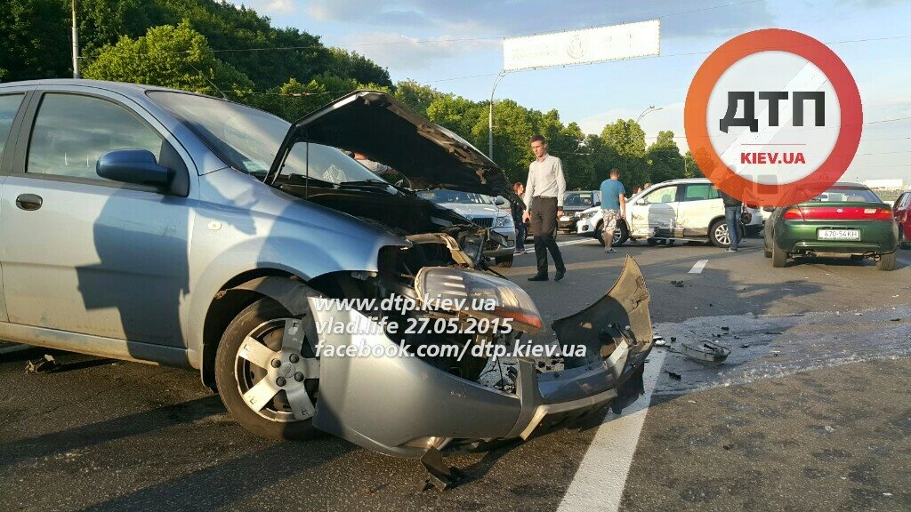 В центре Киева столкнулись 8 автомобилей, среди пострадавших – ребенок