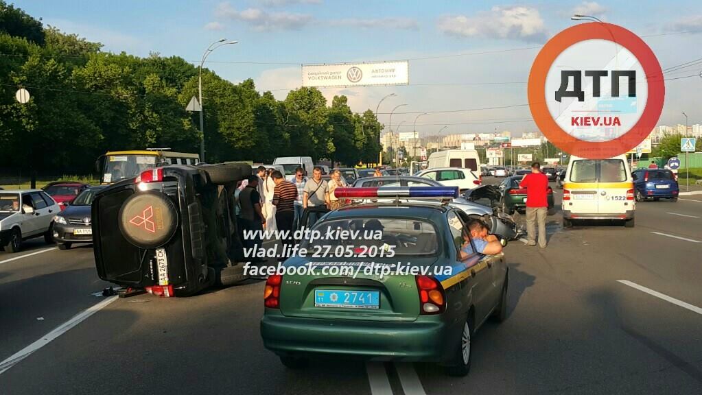 В центре Киева столкнулись 8 автомобилей, среди пострадавших – ребенок