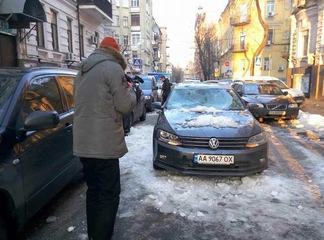 В центре Киева упавшая с крыши глыба льда разбила две машины