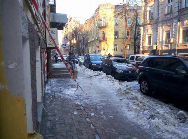 В центре Киева упавшая с крыши глыба льда разбила две машины