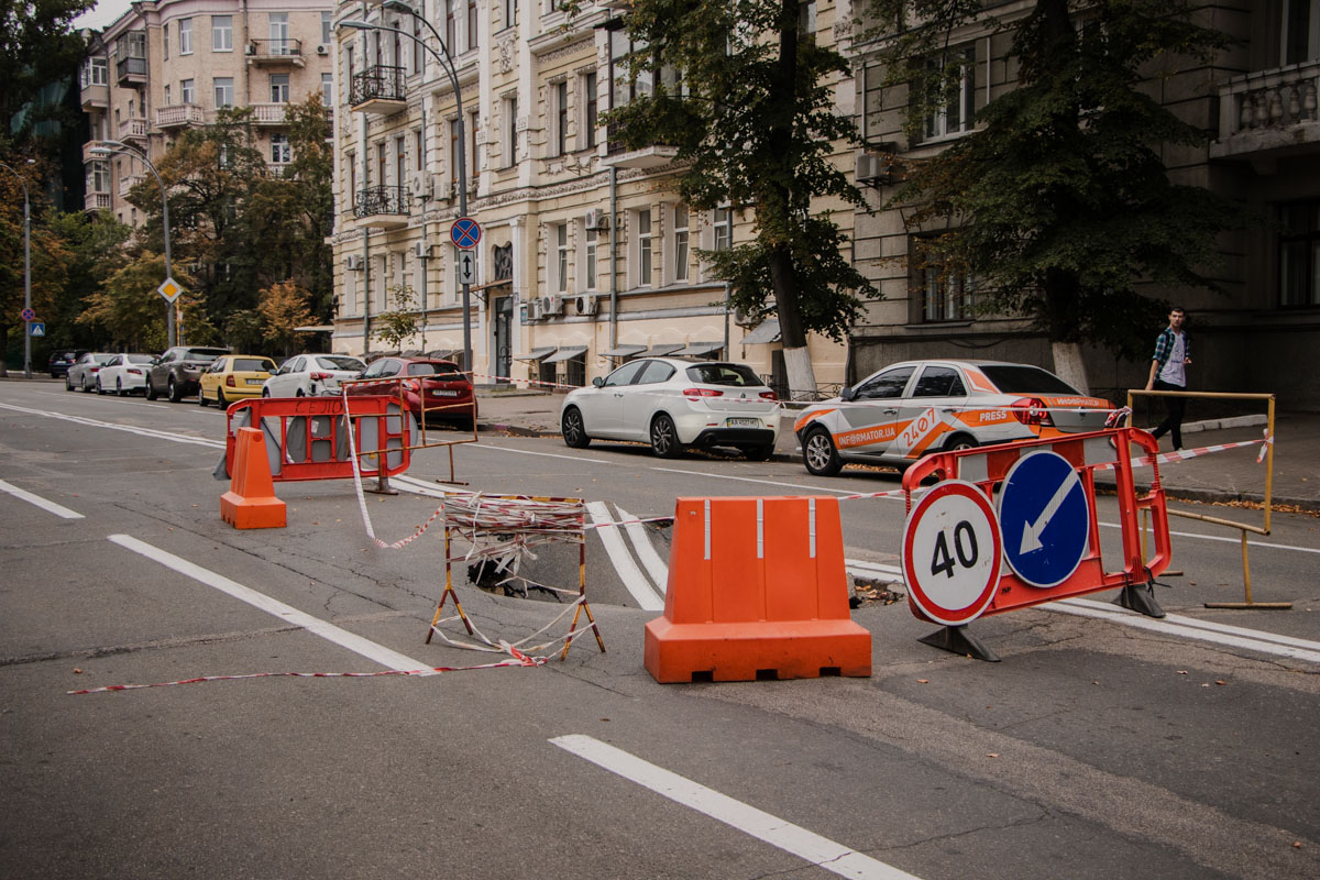 В центре Киева возле Офиса президента провалился асфальт (видео)