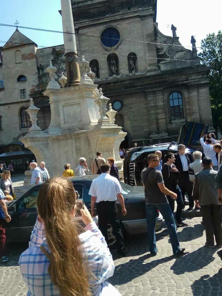 В центре Львова машина въехала в толпу, погибла женщина