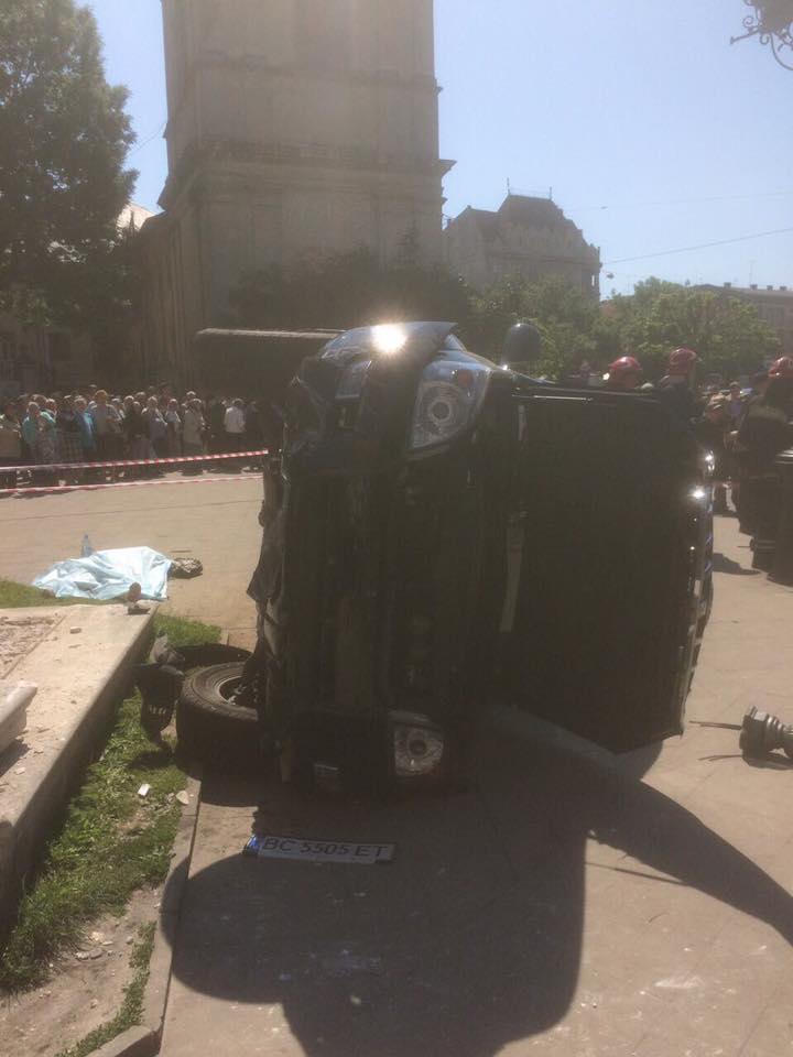 В центре Львова машина въехала в толпу, погибла женщина