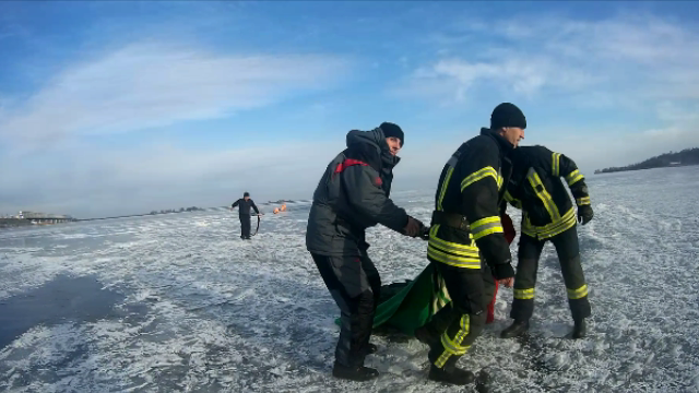 В Черкассах два подростка провалились под лед, один погиб