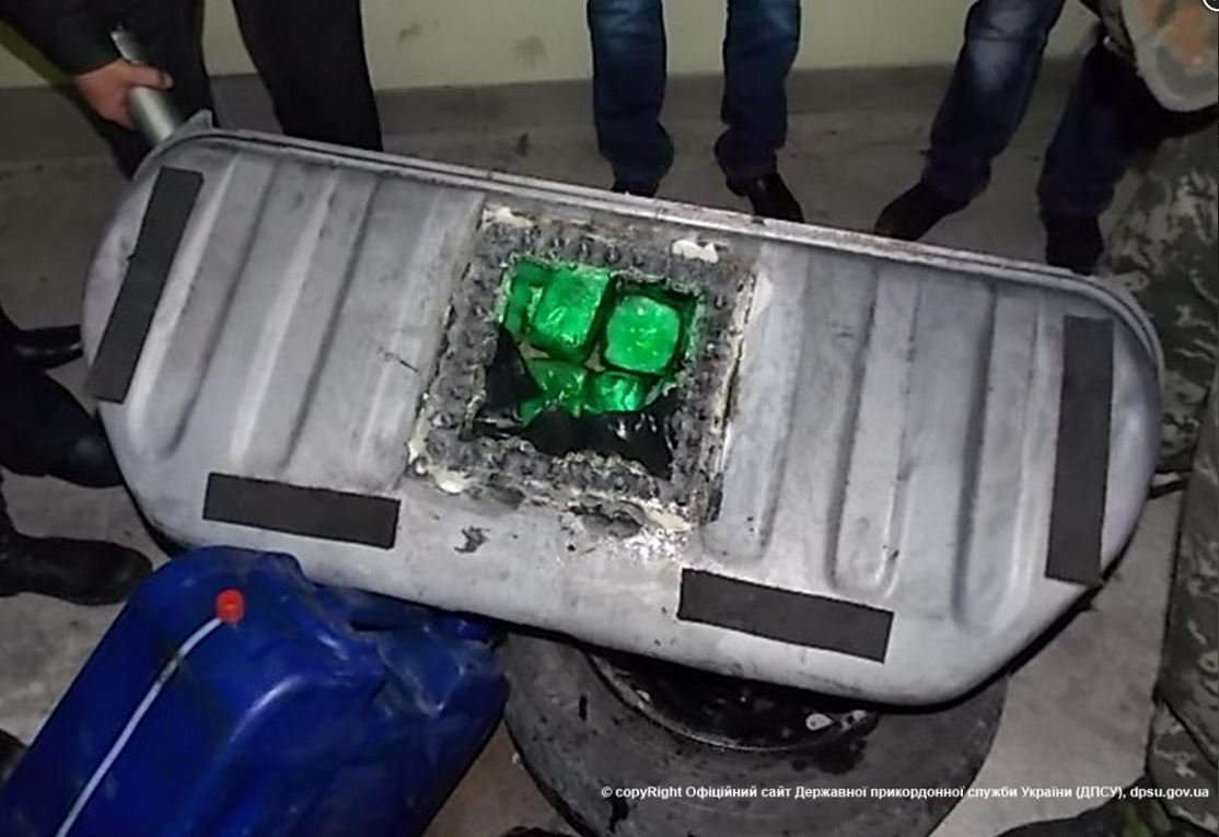 В Черниговской обл. на границе задержали молдаванина, перевозившего почти 60 кг наркотиков