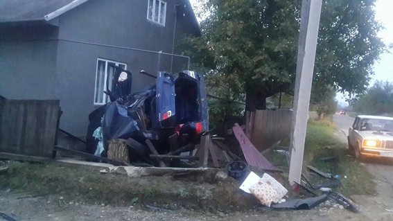 В Черновцах перевернулся Мерседес, пострадали 5 человек