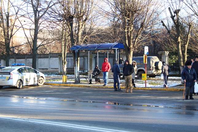 В Черновцах водитель внедорожника на большой скорости выехал на тротуар, трое человек пострадали