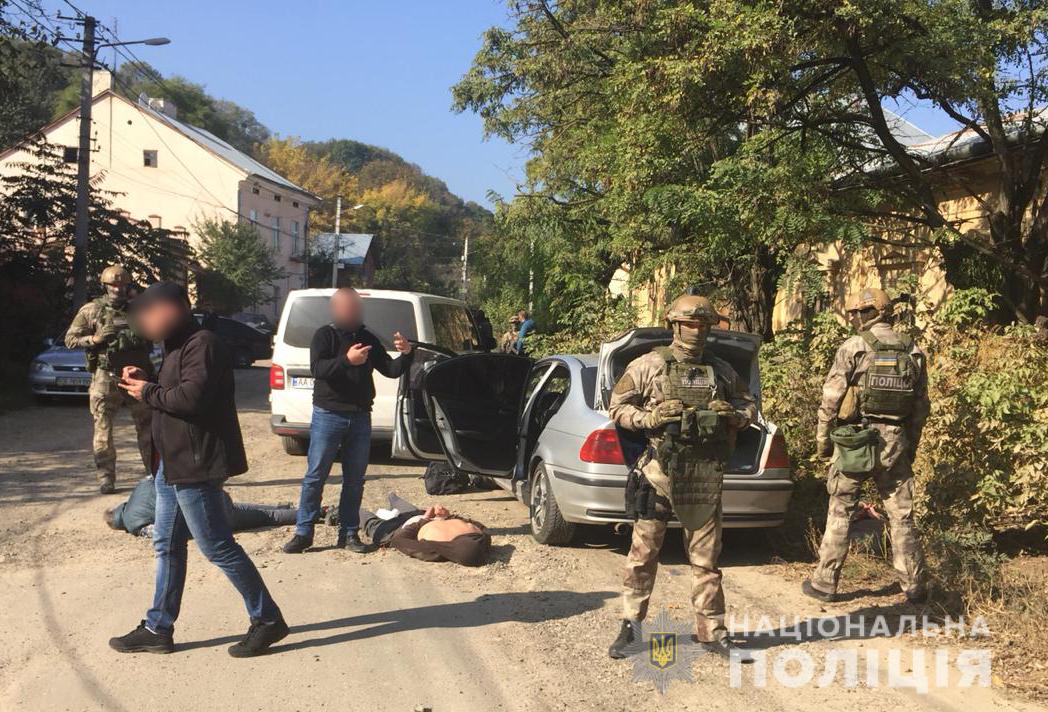 В Черновцах задержали преступную группу, подозреваемую в 10 ограблениях валютчиков