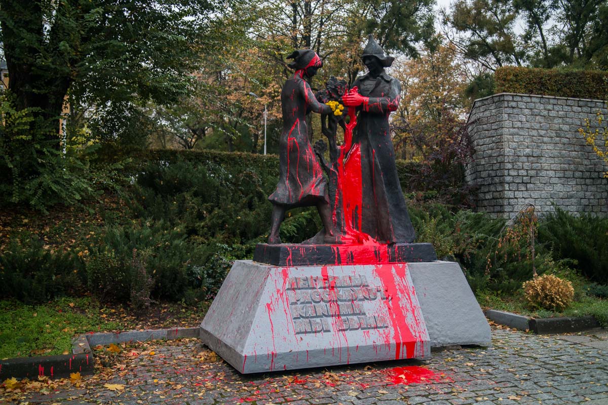 В Днепре неизвестные облили краской памятник комсомольцам