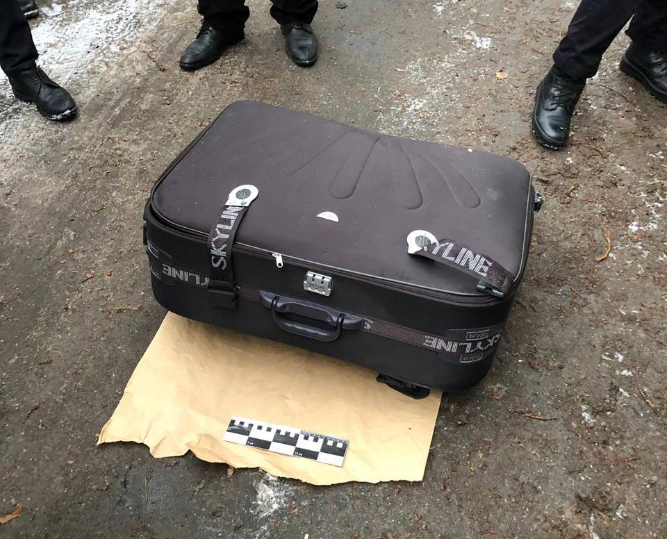 В Днепре обнаружили чемодан с трупом девушки в мусорном баке