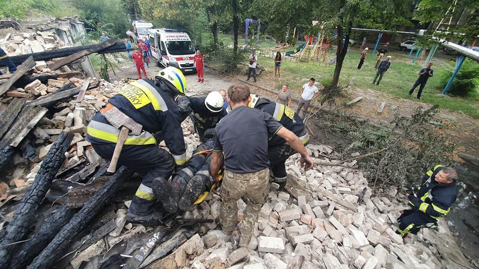 В Днепре обрушилась крыша здания, пострадали трое спасателей