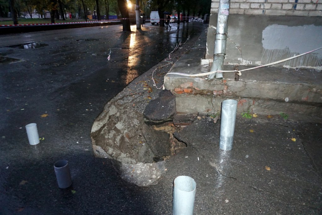 В Днепре отселяют более 200 жильцов общежития из-за того, что под ним произошел провал грунта